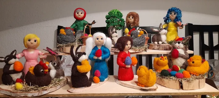 Hasen, Küken und Figuren in einer farbenfrohen Ostergruppe.