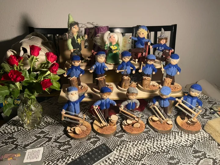 Eine ganze Gruppe an Sägen und Holzblöcken.