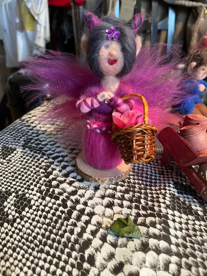 Eine geflügelte Fantasiefigur in kräftigem Violett.